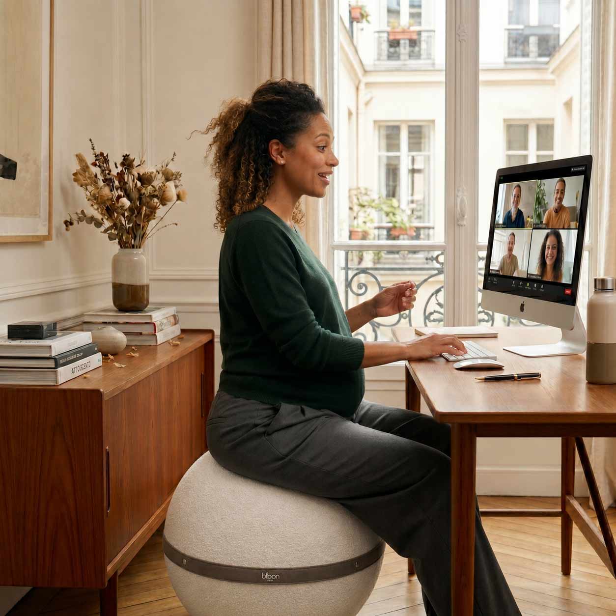 Femme enceinte assise sur un Bloon, vue de profil